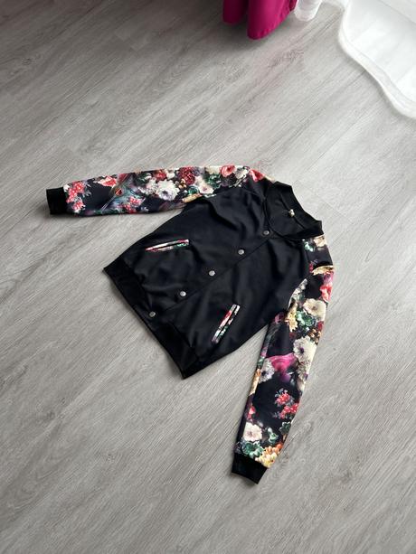 Bomberka kvetinova, s