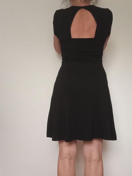 Ľahké čierne šaty s, s