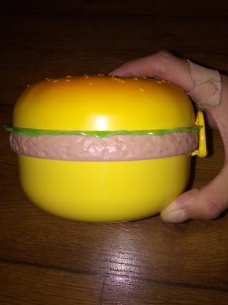 Plastovy hamburger 14x9cm na drobnosti ako novy,