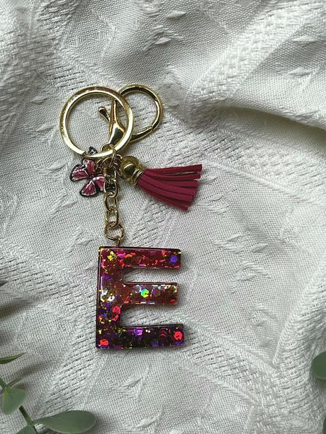 Ručne vyrobené živicové kľúčenky, 