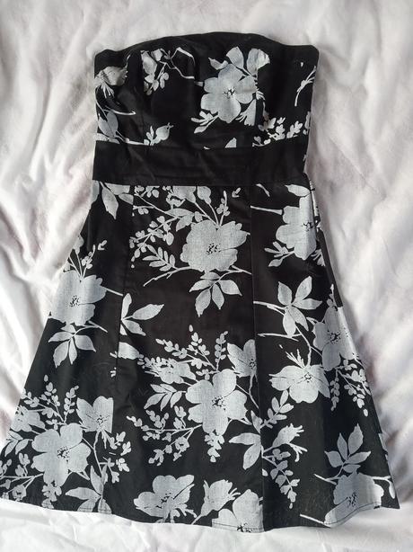 Kokteilove saty s kvetmi,aj ine farby, s