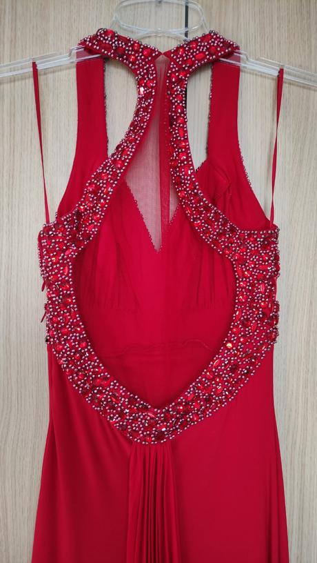 Krásne červené šaty s kamienkami, s