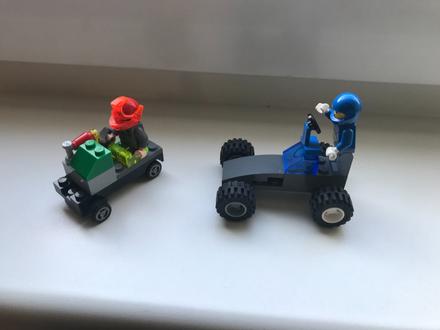 Lego- 2 auticka + 2 panaciky,