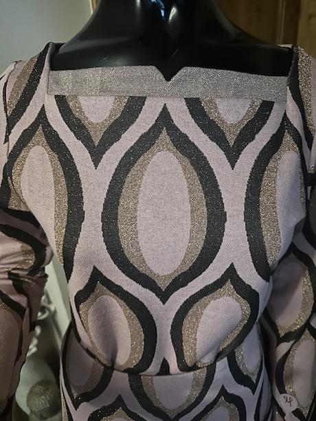 Kostým sukňový ružový so zlatou niťou zn. magenta, l / m