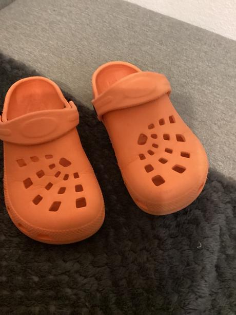 Oranžové crocs, 28