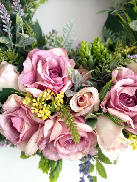 Veniec s ružou a levanduľou,