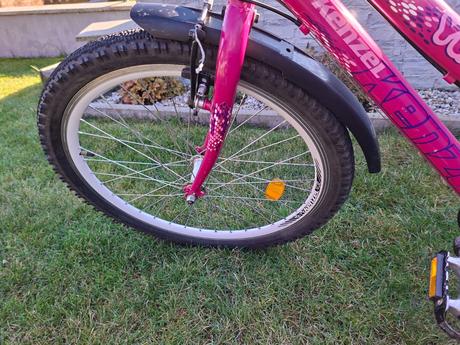Dievčenský bicykel a prilba, kenzel,24