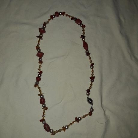 Hnedý náhrdelník,