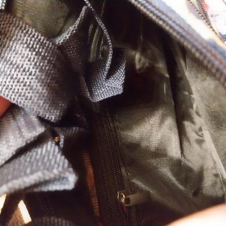 Tmavomodra kabelka s kvetinkami,