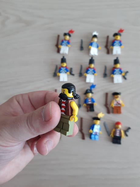 Predám lego mix nových vojakov a pirátov,