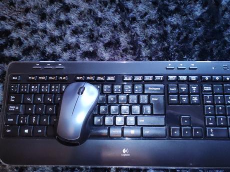 Bezdrotova klavesnica a myš logitech, 