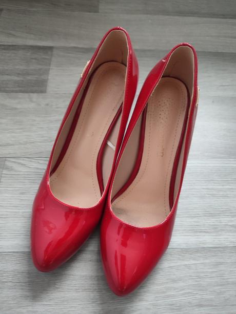 Červené lodičky, 40