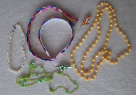 Korálky, čelenka a sponky, 
