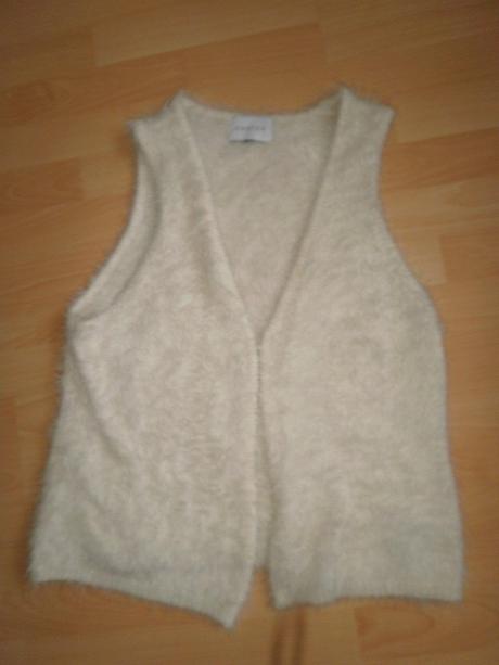 Vesta z obsahom peria, 42