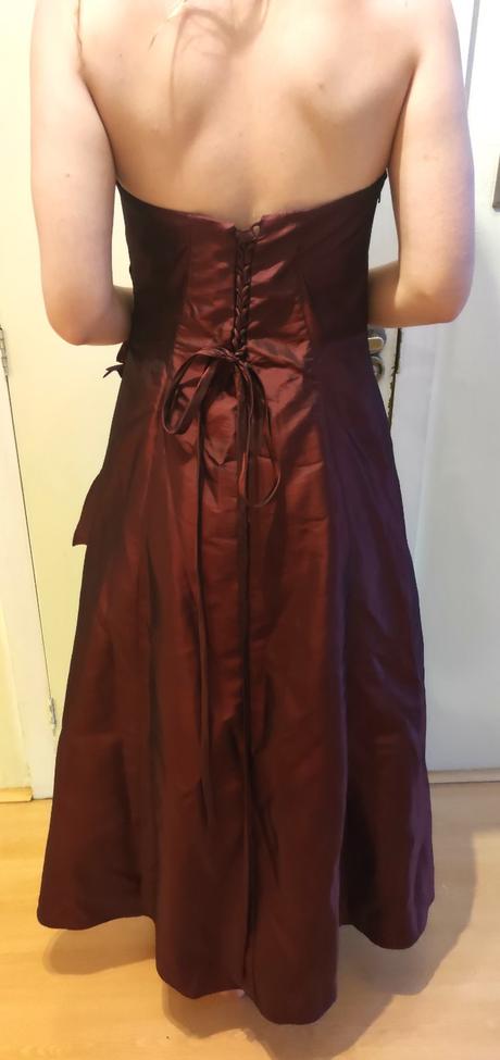 Krasne spolocenske saty, 42