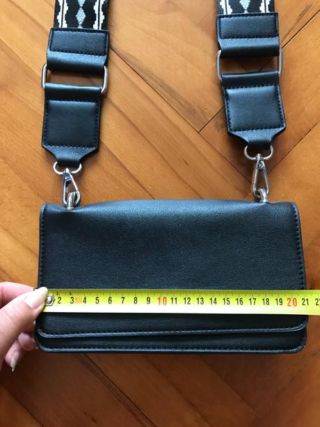 Čierna crossbody kabelka s hrubým popruhom, new yorker