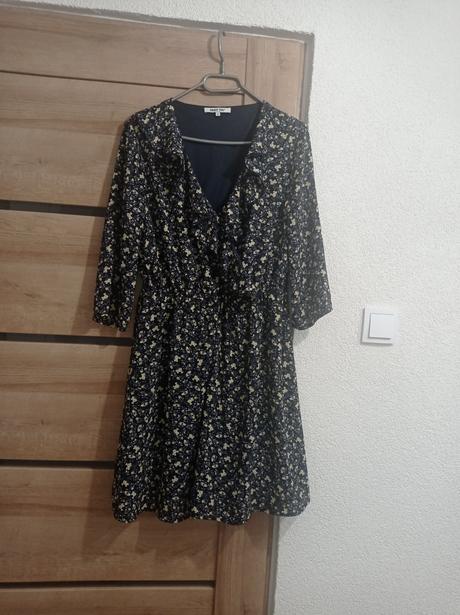 Šaty s volánikmi, m