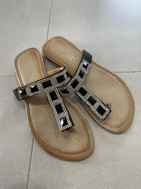 Šlapky s kamienkami, 38