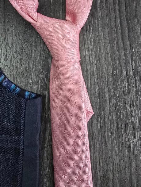 Elegantná vesta s kravatou, 134