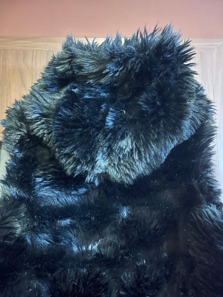 Čierna kožušinová vesta s kapucňou, 