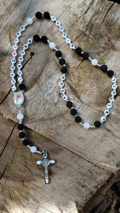 Ruženec s menom a datumom,