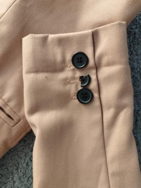Béžové sako, 36