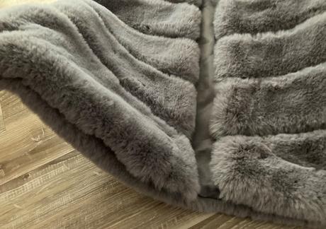 Kožušinová vesta darujem k nákupu, 