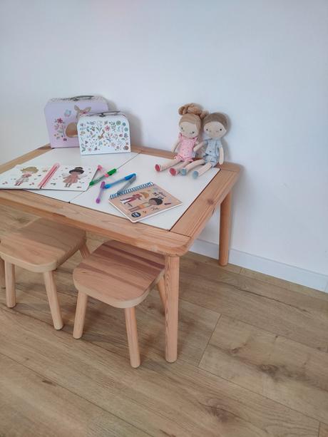 Flisat detský stolík 83x58 cm so stolickami, 