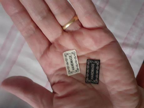 Brmbolec z umelej kozusiny,