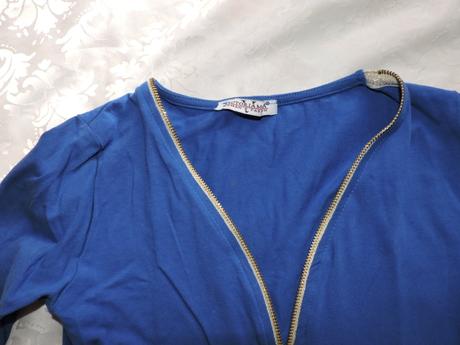 Modré tričko so zlatým zipsom, s