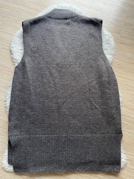 Tmavoseda pletena vesta, l