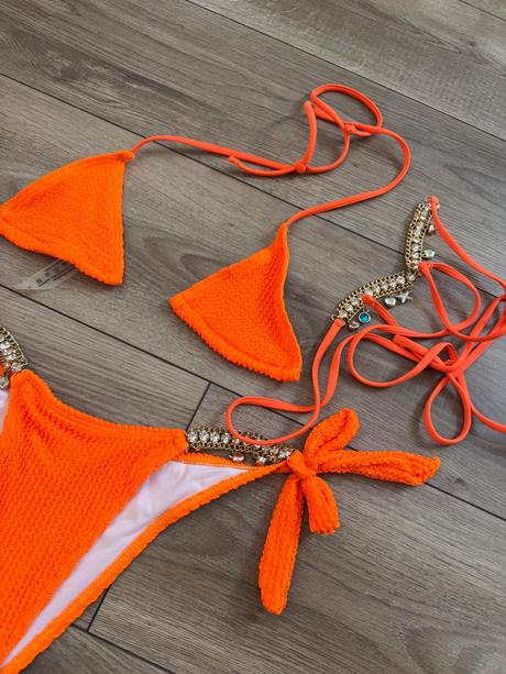 Orandžove plavky, s