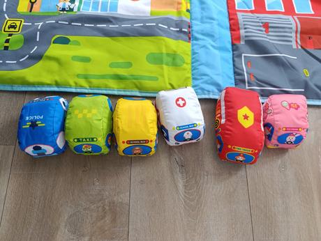 Podložka s mapou mesta a mäkkými autami, 