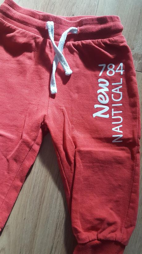 Červené tepláčky č.80, 80