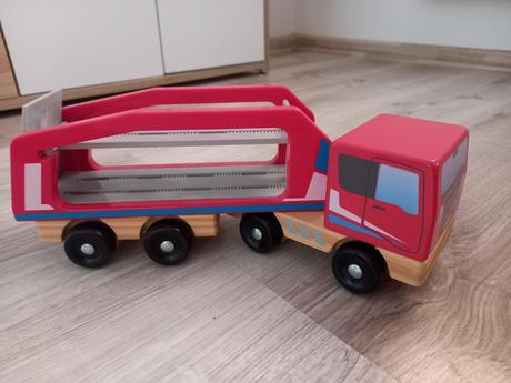 Drevené nákladné auto,