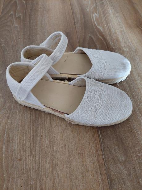 Sandálky, 32