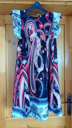 Dámske šaty so vzorom,