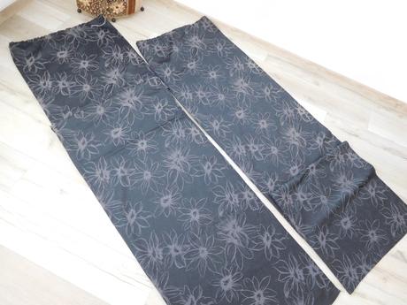 Tmavý záves po bokoch  okna, 