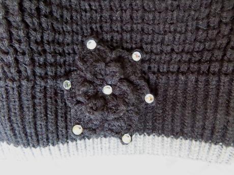 Dámska čiapka s kvetom a perličkami,