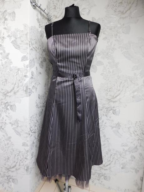 Velmi pekne saty tmavošedej farby s pruzkami, s