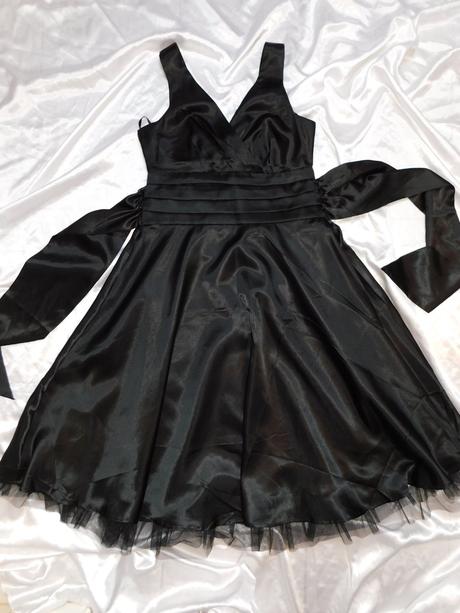 Kvalitne velmi pekne saty na slavnost, 38