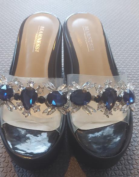 Slapky na platforme, 36