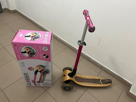 Detska kolobezka so svetielkujucimi kolieskami, 