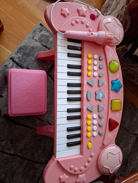 Klavir s taburetkou, 