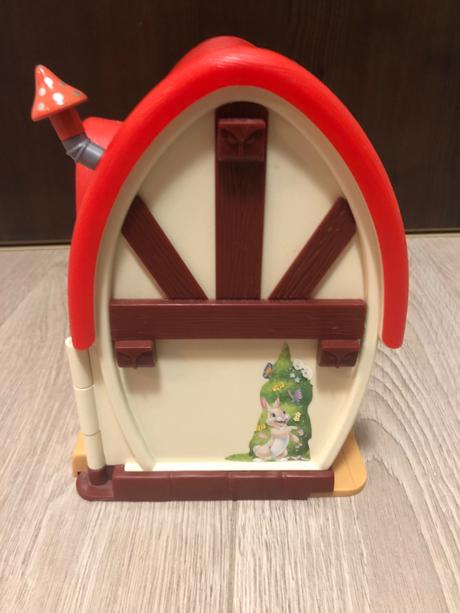 Domček s nábytkom snehulienky a trpaslíkov,