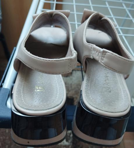 Sandále s brošňou a dvojfarebným opätkom, 39