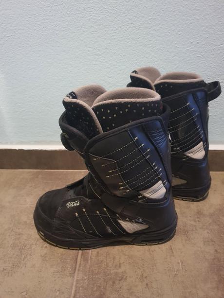 Snowboard boots, 38