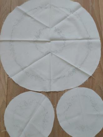 Súprava kruhových obrúskov s predtlačov kvetov,