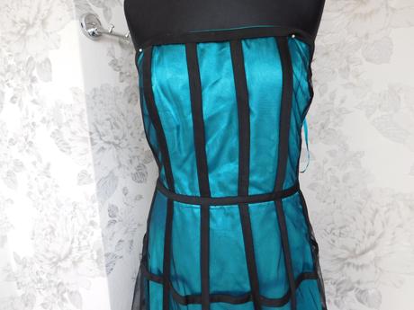 Pekne šaty s odonimatelnymi ramienkami, 46