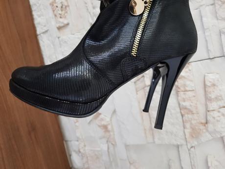 Krásne kožené kotníky so zipsovým lémom, 40